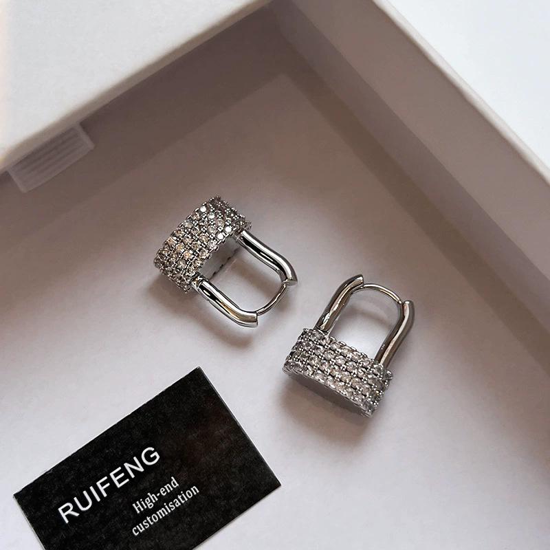 A-grade zircon U-shaped lock ear buckle design earrings, new popular high-end personality, suitable for autumn and winter earrings
