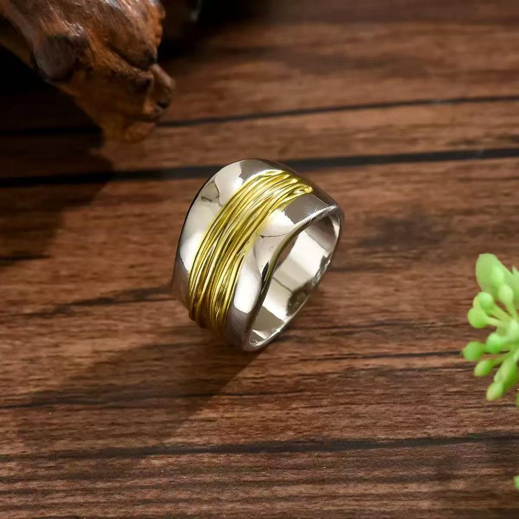 Anello a Fascia in Acciaio Inossidabile con Filo Bicolore, Fascia Larga con Design Testurizzato, Gioiello in Metallo Resistente per l'Uso Quotidiano