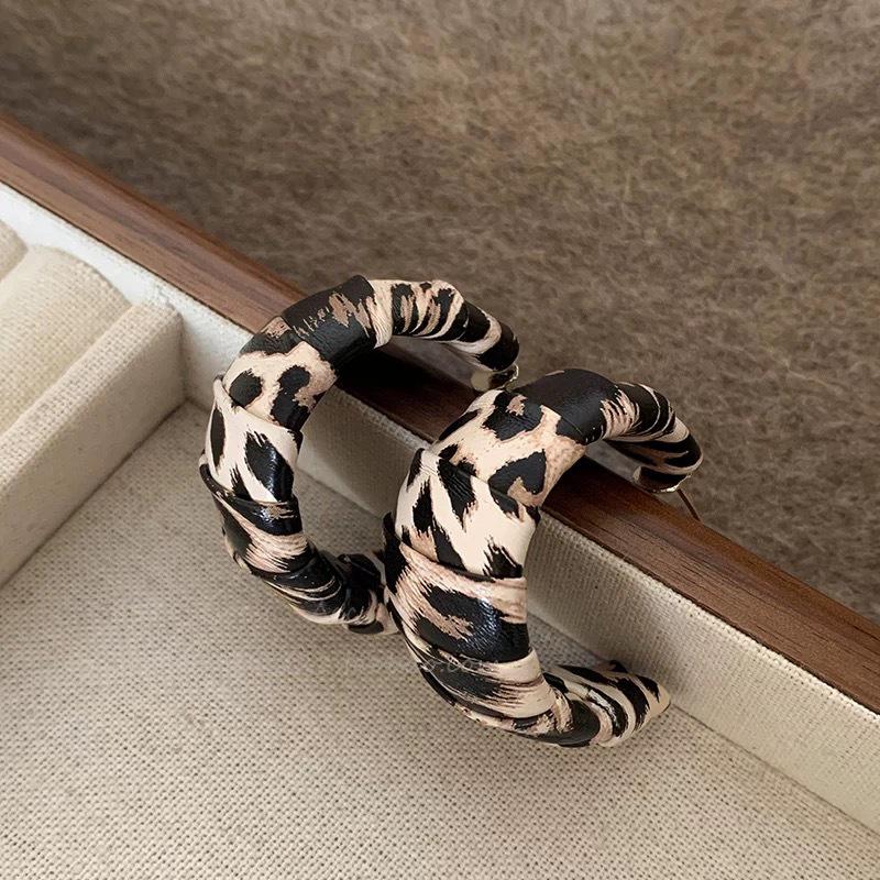 Trendy European & American Leopard Print Leather Hoop Earrings - Retro, High-End Light Luxury with Niche Personality