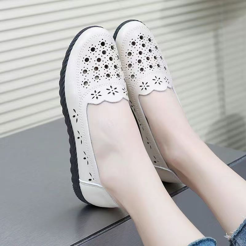 Summer New Middle-aged and Elderly Leather Shoes Comfortable and Non Slip Sandals Women's Hollow Out Breathable
