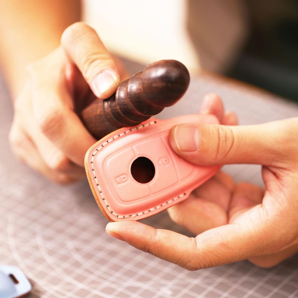 Women's key cover is suitable for Mercedes-Benz key cover Internet celebrities The same leather bow car key cover can be