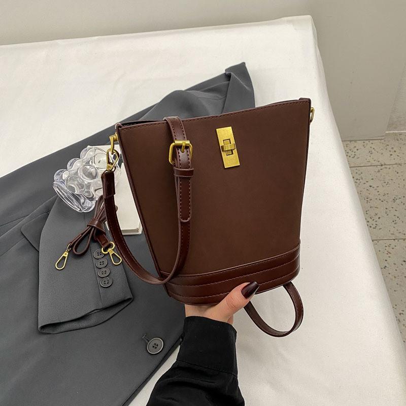 

Retro Leisure Bag Women 2023 New Autumn And Winter Fashion Crossbody Bucket Bag Small Niche High-end Design Shoulder Bag темно-коричневого