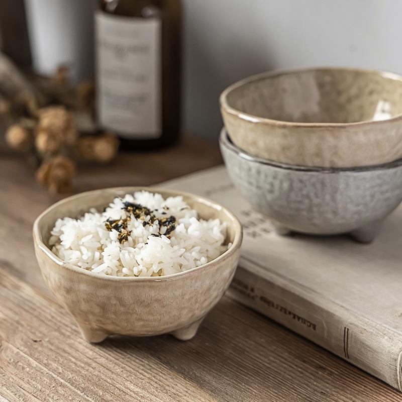 Retro Japanische Ofengebrannte Unregelmäßige Keramikschale - Dreibeiniges Design für Reis, Dessert oder Porridge