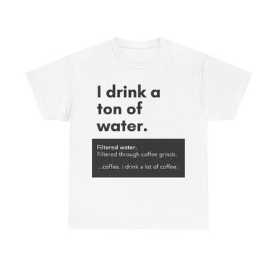 Maglietta "Bevo un sacco d'acqua" Divertente Grafica Caffè Battute Unisex Cotone Pesante