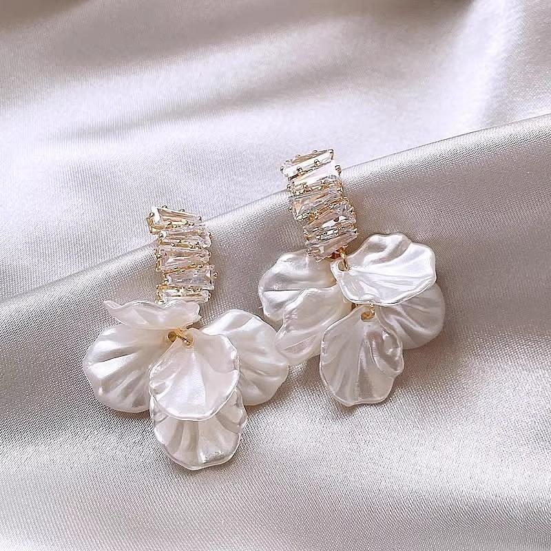 

Pinkdudu Elegant White Petal Fringe Metal Earrings Party Simple Drop Earrings Wedding Women Jewelry Anniversary Gift PD2267 белый