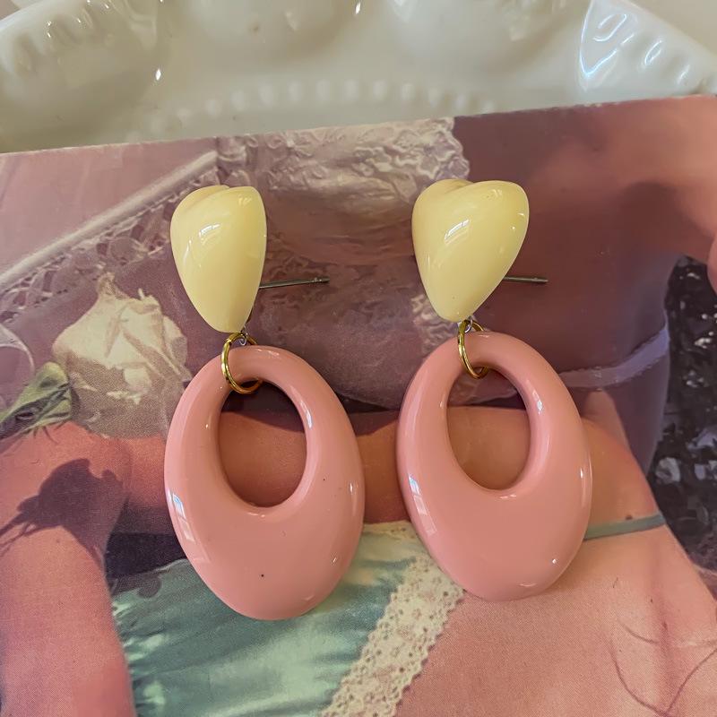 

Серьги в красный горошек в стиле ретро в Гонконге: Игривый и элегантный дофаминовый импульс