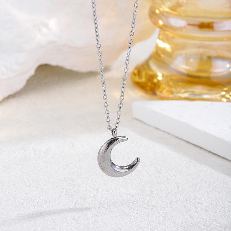 18K Gold Crescent Moon Necklace: Elegant 304 Stainless Steel, Non-fading Collarbone Chain for Women