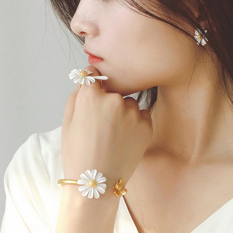 Korean Style Cute Small Daisy Flower Stud Earrings For Women Girls Sweet Statement Asymmetrical Earring Party Jewelry Gifts