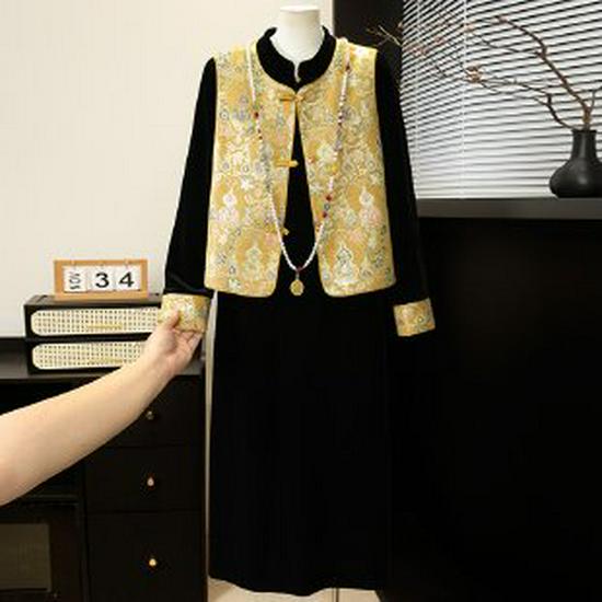 

Elegant Three-Piece Set: Women s Spring & Autumn Long-Sleeved T-Shirt with Stylish Vest Outerwear for Middle-Aged & Elderly Moms 5XL жовтий