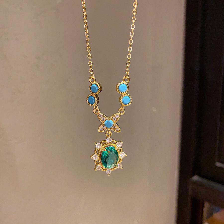 Flower Pendant Necklace With Gold Plating And Zirconia For Elegant Womens Fashion