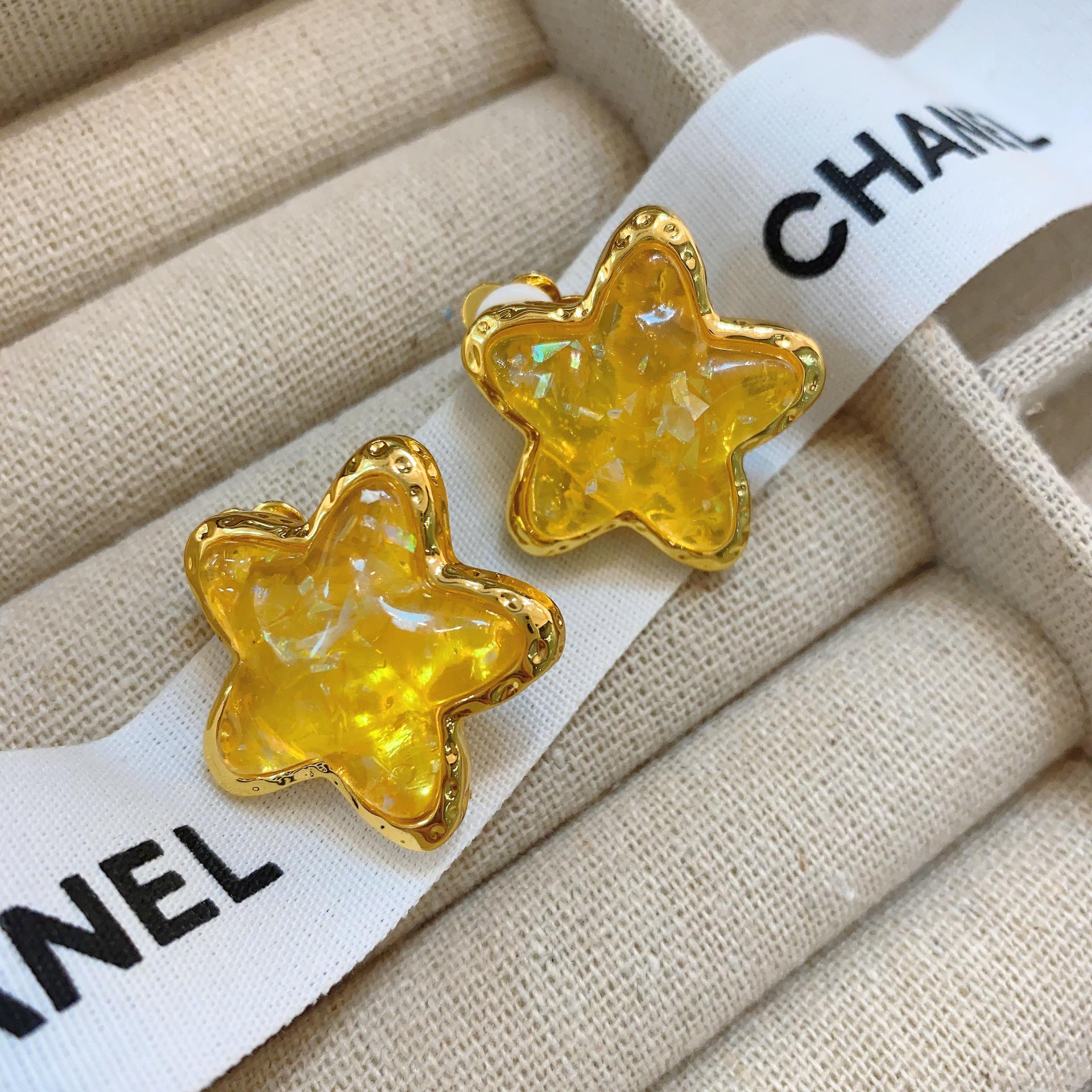 

Серьги-клипсы в виде морских звезд: Милые и элегантные серьги в винтажном стиле, которые можно носить без проколотых ушей, идеально подходят для универсального образа в морском стиле.