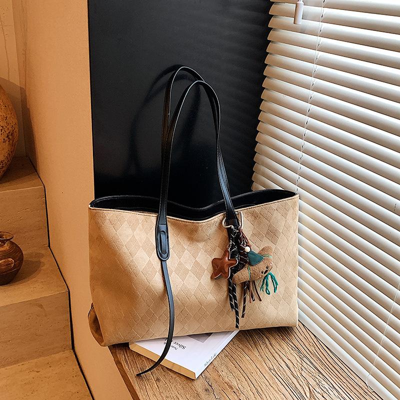 

Commuting to work, large-capacity tote bag women s 2025 new fashion and leisure shoulder bag, foreign style retro underarm bag tide no pendant хаки