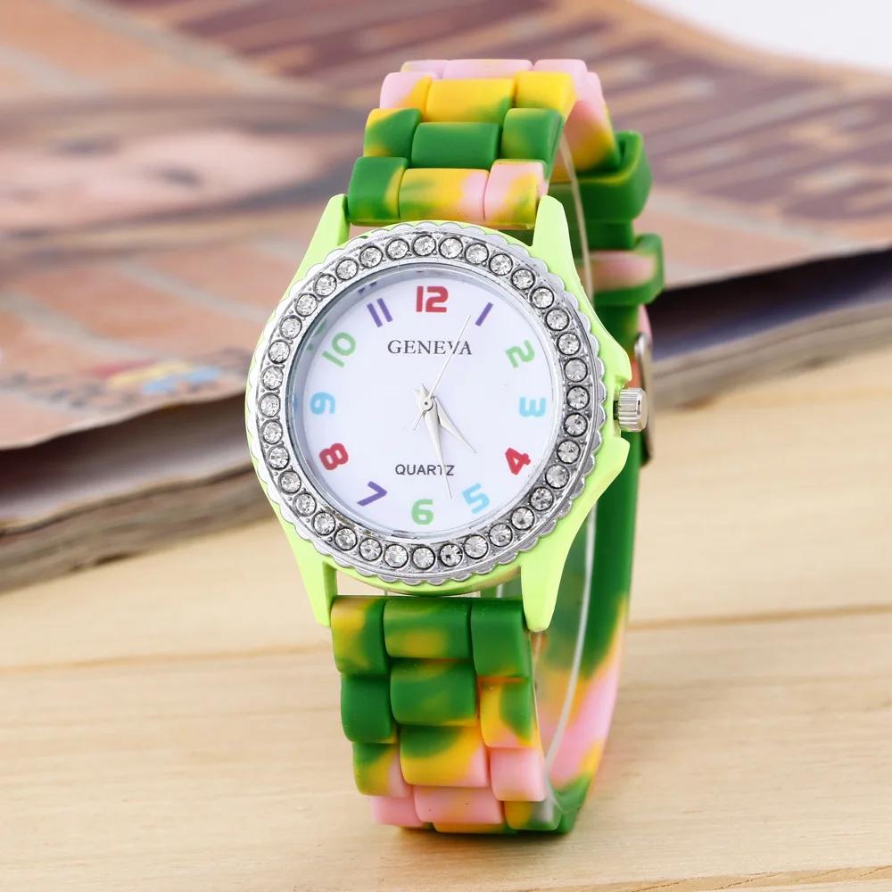 Neue Regenbogenmode Damenuhren Luxus Camouflage Diamant Damen Quarz Uhr Mädchen Silikon Wasserdicht Kleiduhr Weibliche Uhr