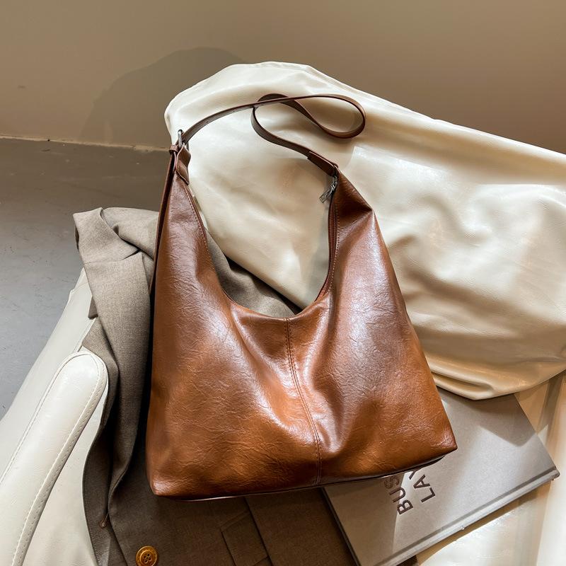 

Large capacity bag women s autumn 2025 new casual simple foreign style shoulder messenger bag texture commuter tote bag
