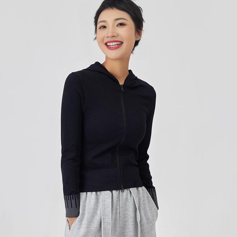 

Осенняя приталенная бесшовная куртка для йоги с капюшоном и двойной молнией