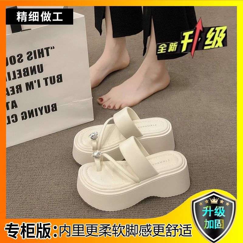 Thick-soled heightened rhinestone toe slippers for women's summer wear 2025 new high-value muffin-bottom beach sandals