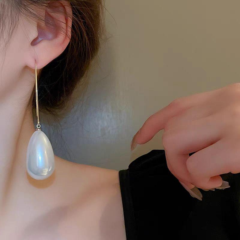 Exquisite Pearl Dangle Earrings 2023: Unique, High-End Design for Women