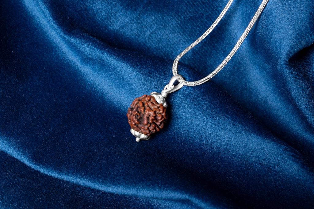 Naturlig 4 Mukhi Rudraksha 925 Sølv Anheng - Nepalsk Opprinnelse | Vedisk Perle For Meditasjon, Energi, Konsentrasjon & Klarhet | Økologisk & Lab-Sertifisert