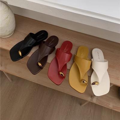 Ridiculement doux ! Pantoufles à bout métallique à semelle plate pour femmes en tenue d'été 2025 nouveau style vacances chevrons pantoufles cool pour femmes