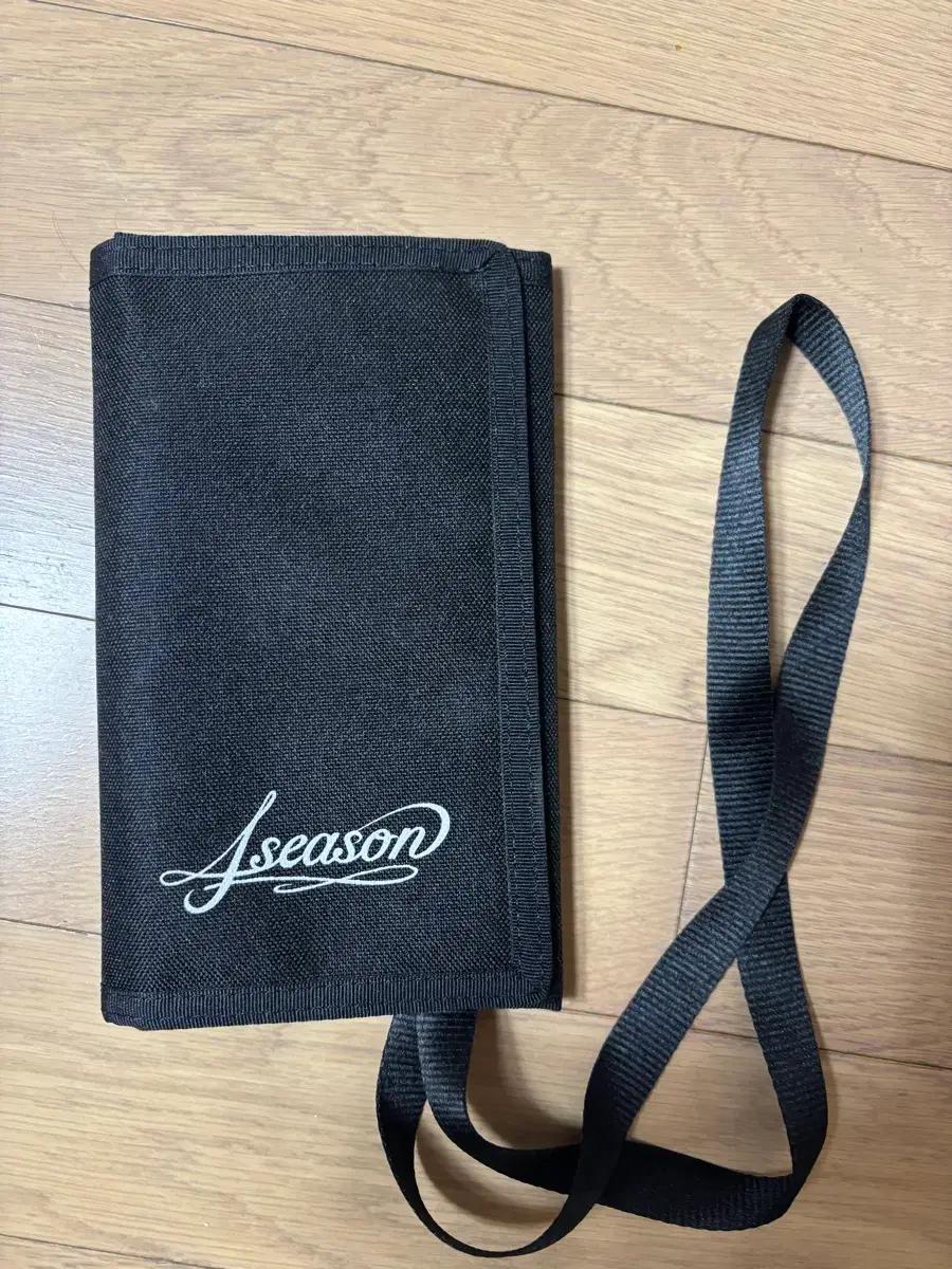 

MAMAMOO Four Seasons Velcro Wallet, unused, with Poka