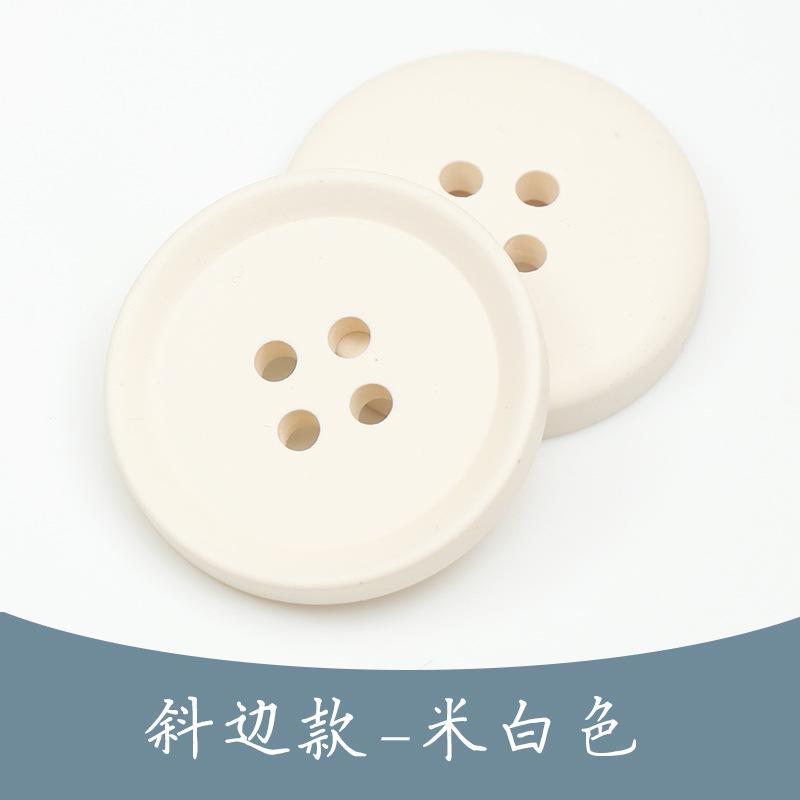 Svarta trenchcoat med hartsknappar, kostymimitation, hornknappar, färgade fyröglade knappar i exklusivt ullmönster