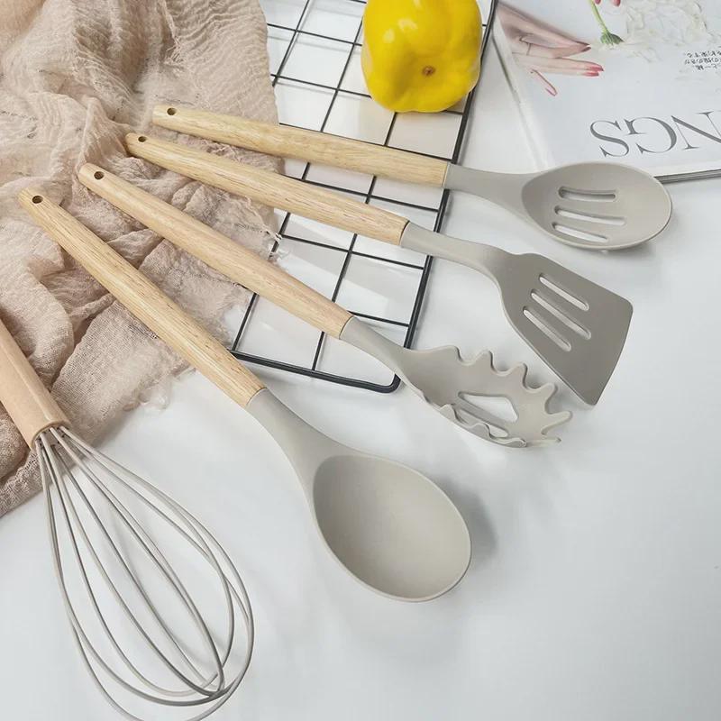 12dílná sada silikonového kuchyňského náčiní s dřevěnými rukojeťmi – nepřilnavé, vysokoteplotní špachtle a polévkové lžíce