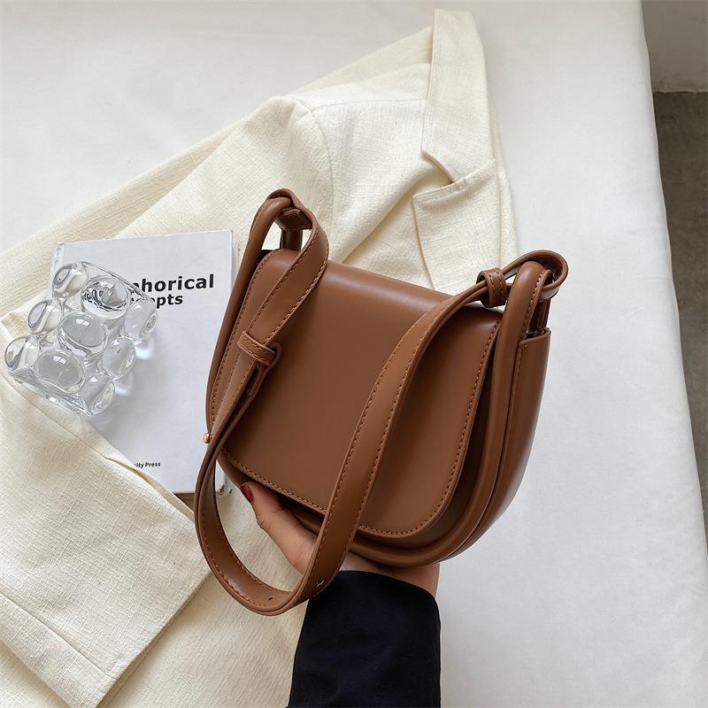 New fashion high sense retro shoulder small bag women's summer tide simple messenger saddle bag