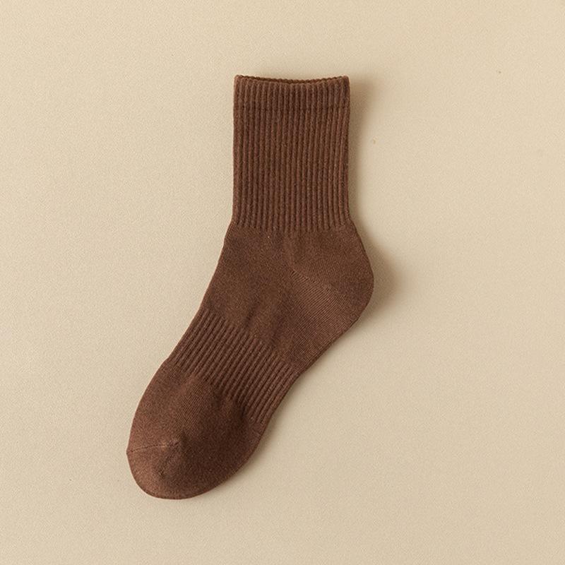 

Мужские гольфы до середины икры, однотонные спортивные противоскользящие хлопковые носки с нескатывающейся пяткой, дезодорирующие и влагоотводящие длинные носки 1 pair кофейный