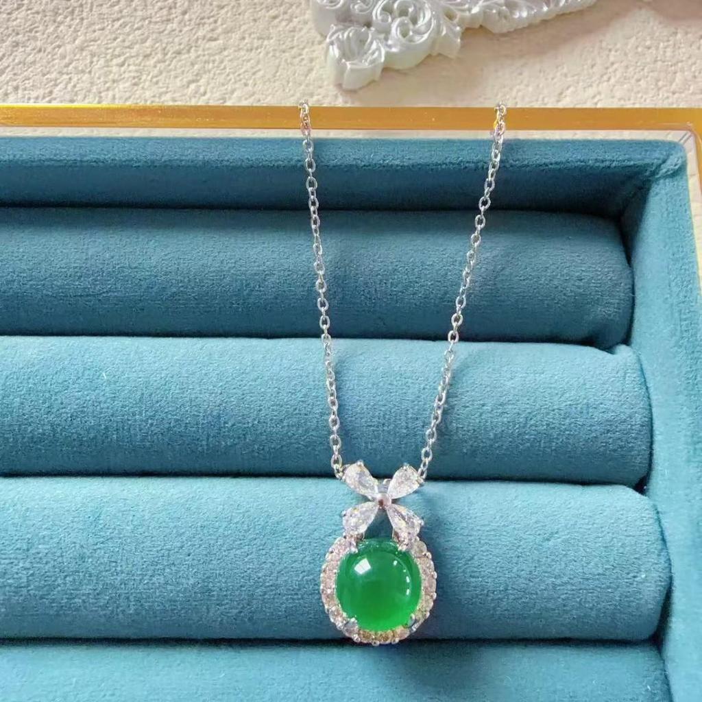 Princess On the Run: Titanium Steel Necklace with Natural White Chalcedony for Girls – Light Luxury Clavicle Chain