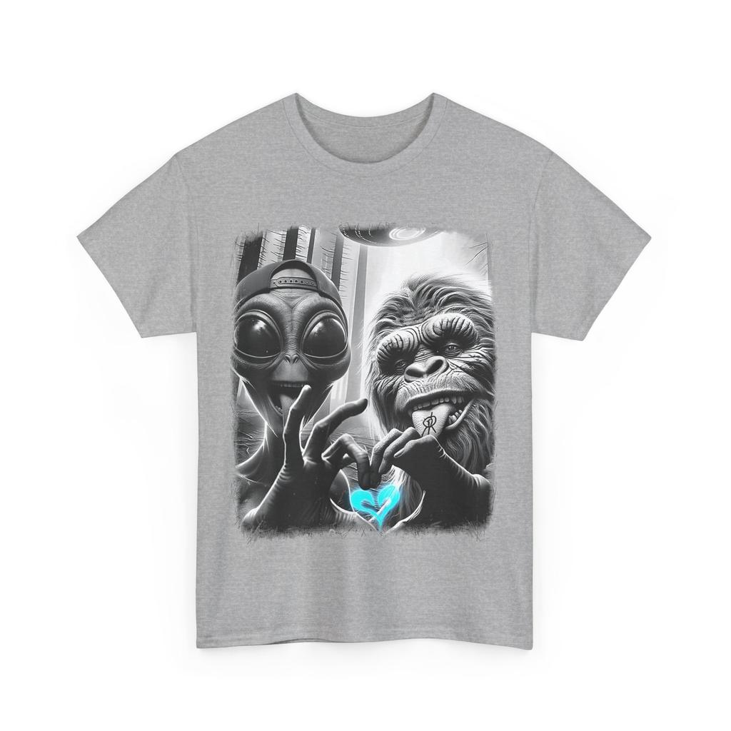 HOT Bigfoot Sasquatch Alien Lovefest Love Hand Sign 0LTD4V T-Shirt