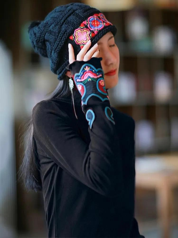 

Large size ethnic style embroidery autumn and winter double-sided German velvet warm turtleneck sleeve refers to the edge of fungus long-sleeved M чорний