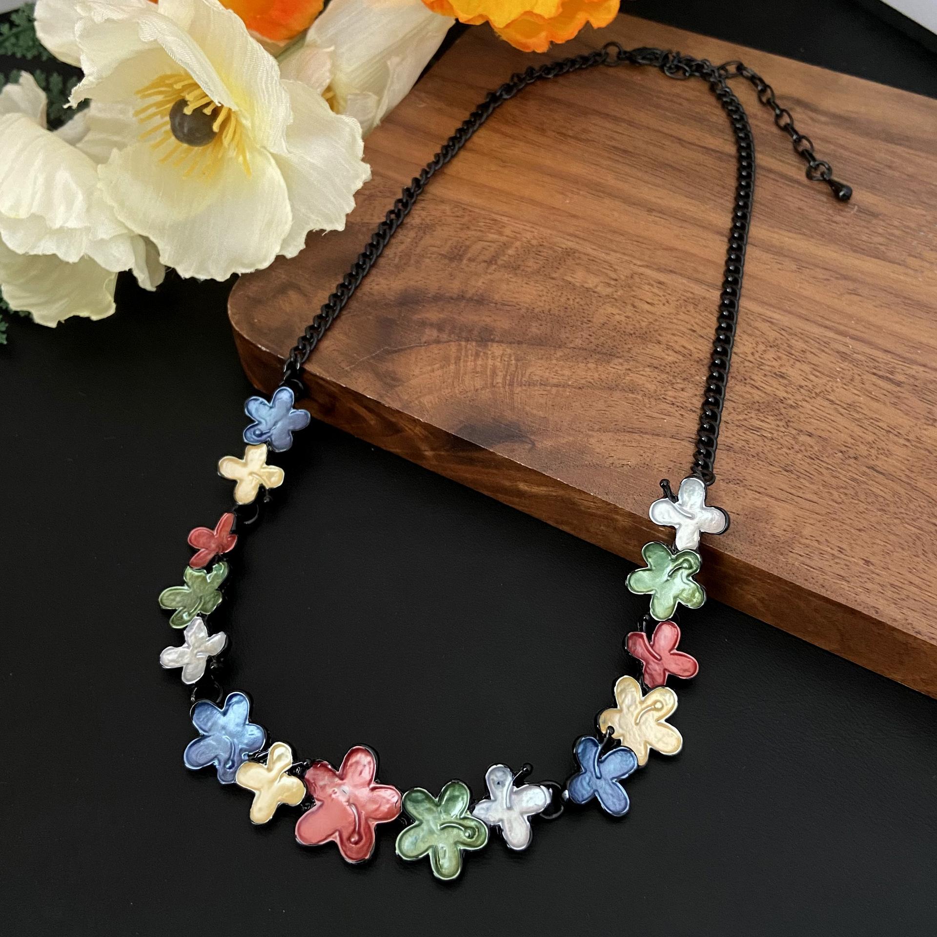

Новое нерегулярное цветное цветочное сращивание, сплавное ожерелье, модная и простая милая женская цепочка на шею с лепестками