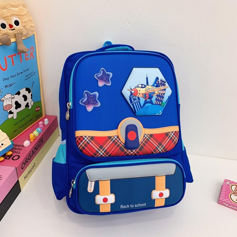 The new schoolbag for primary school students in grades 4-6 is casual, and the backpack is large-capacity to protect the spine