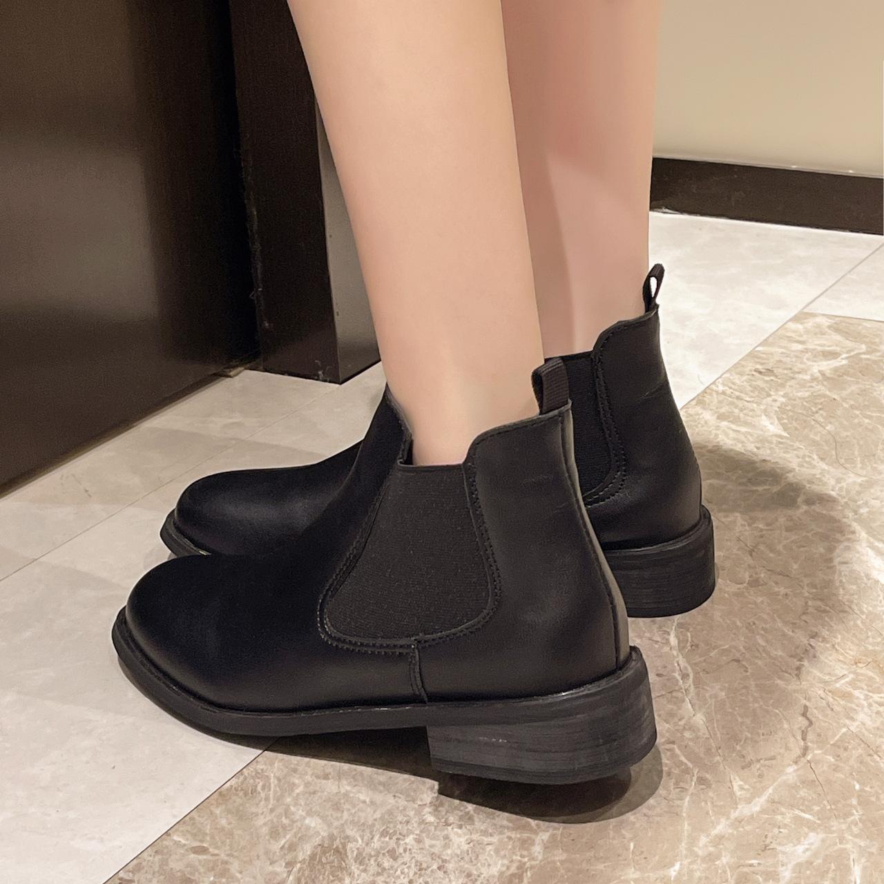 

Британский стиль повседневные круглый носок плоская подошва короткие ботинки резинка ботинки Мартин 2025 новый мягкая кожа короткие челси женские 40