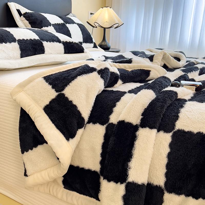 Checkerboard Double-Sided Fleece Blanket for Car, Sofa, Camping – Autumn/Winter Thickened