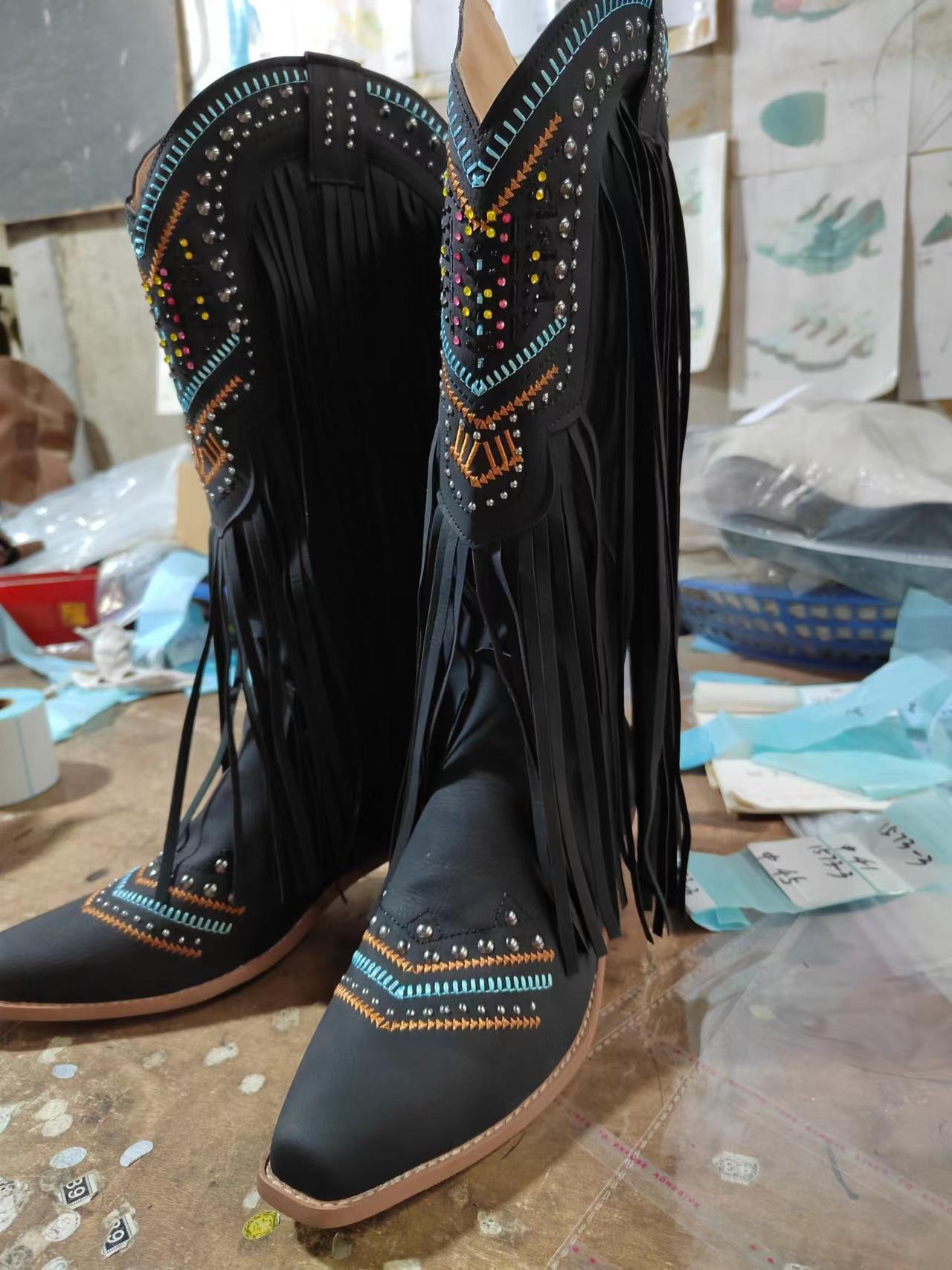 

Нові європейські та американські гостроносі черевики Мартін середньої довжини, віскозні туфлі, бахрома, етнічні ретро жіночі туфлі 38 чорний