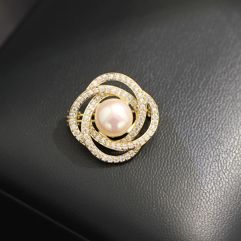 Zarte und schlichte, mit Steinen besetzte Einzelperlen-Anstecknadel, Blumenform, vielseitiges Temperament, exquisite kleine Brosche, Damenschmuck