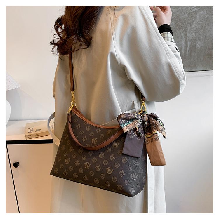 Premium väska dam 2024 ny trendig mode retro tryckt tygväska stor kapacitet mångsidig axel messenger väska