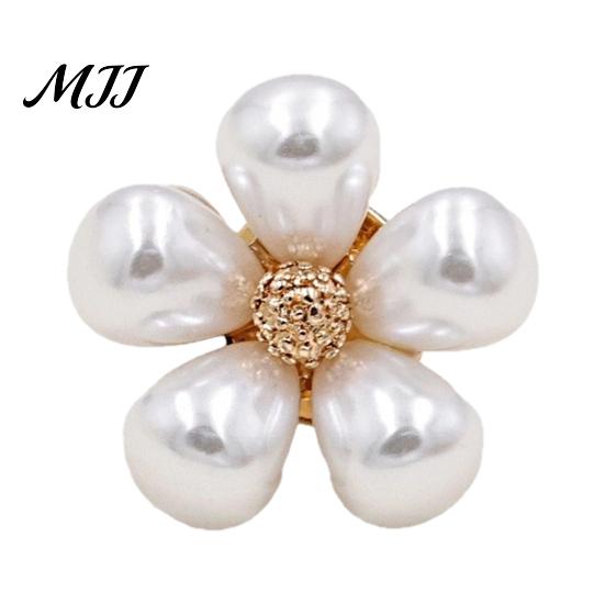 Decorative Brooch Hollow Flower Shape with Faux Pearls, Anti-exposure Small Pin, Long-lasting Electroplating Process Versatile Badge for Coats Shirts