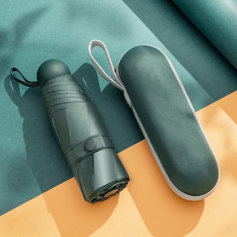 50% avslag: Kompakt Svart Plast Mini Paraply for UV-beskyttelse - Dobbeltbruk for Sol og Regn