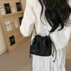 Simple new fashion bucket bag messenger bag popular chain handbag women's bag 2025 spring beautiful shoulder bag