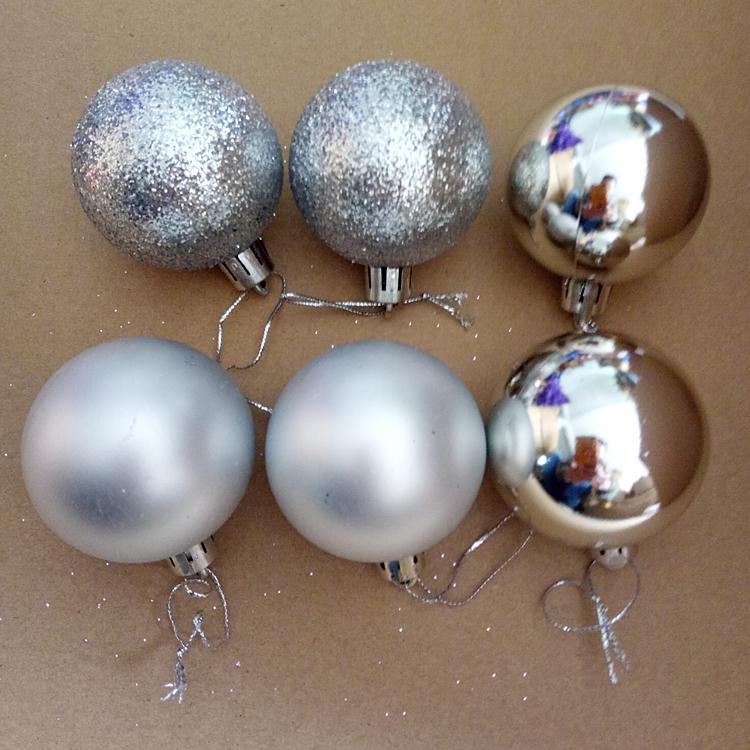 Weihnachtsbaum Ornamente: 6 galvanisierte Dekorationskugeln (7cm, 5cm) in Gold, Silber, Rot und Blau.