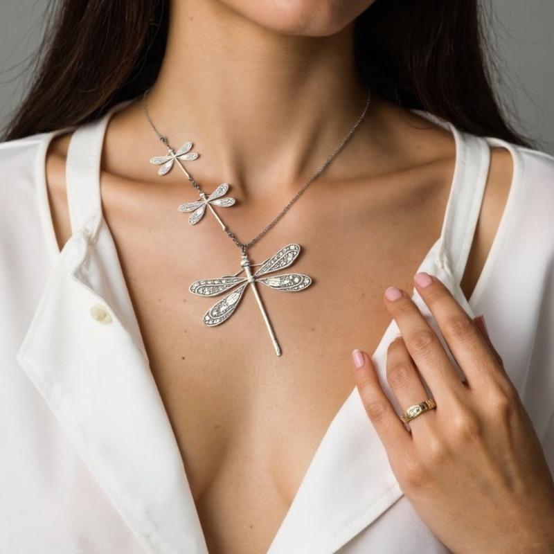 Dragonflies Pendant Necklace Date Jewelry Intricate Charm Necklace Alloy Texture Perfect for Music Festival Fashion Shows