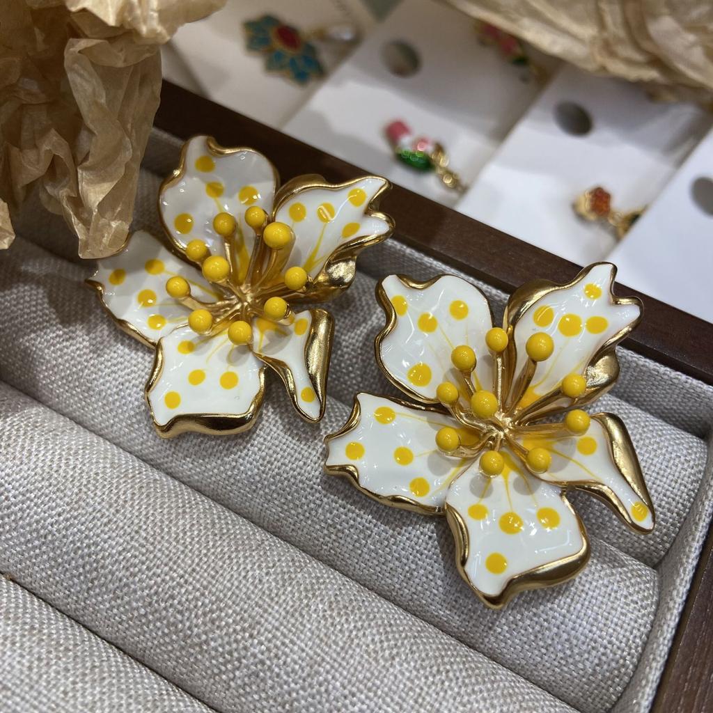 Retro New Chinese Vintage Red Ball Flower Stud Earrings, Court Style Copper Plated Real Gold Advanced Sense National Style Earrings
