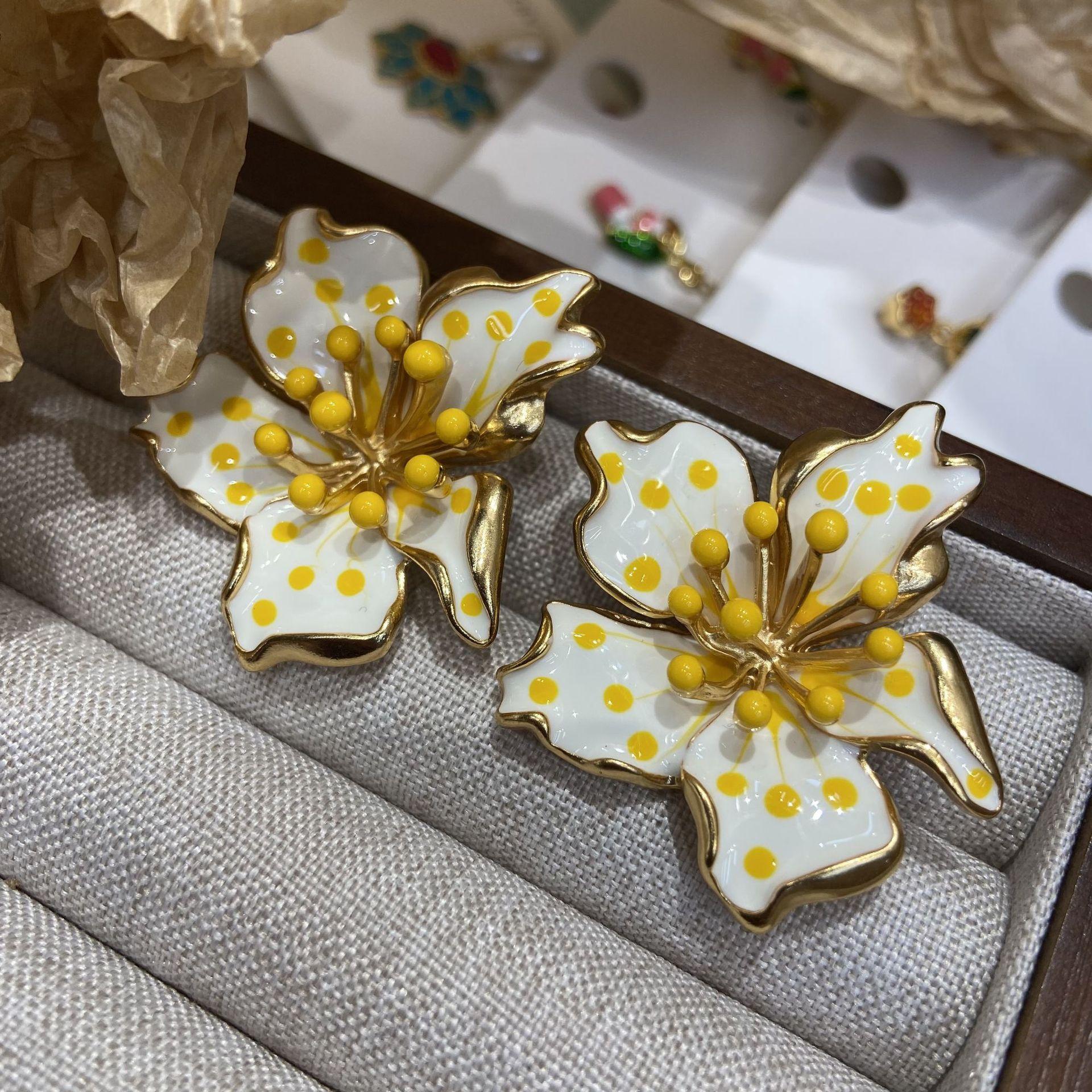 

Retro New Chinese Vintage Red Ball Flower Stud Earrings, Court Style Copper Plated Real Gold Advanced Sense National Style Earrings