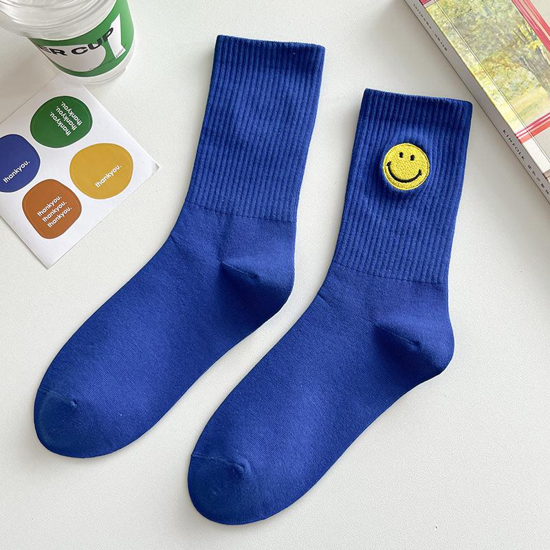 Einfarbige, mittellange Socken mit frischem, lächelndem Gesichtsmuster, schlichtem Design, bequem und atmungsaktiv.