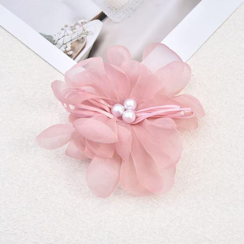 Ručně vyrobená mašle z perlové příze: Organzová květina pro vlasové a oděvní doplňky, šperky a DIY řemesla