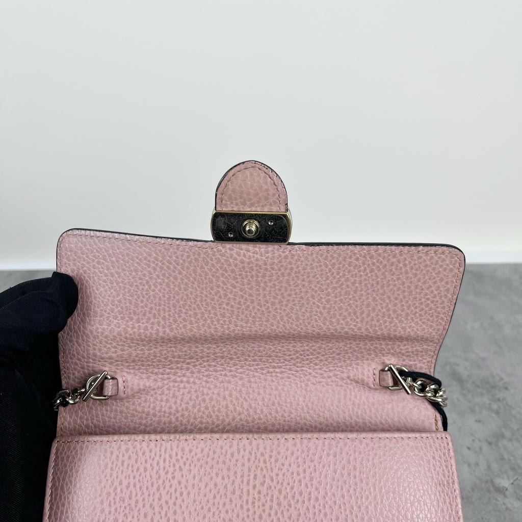 [Pre-Owned] Logo Double G Litchi Grain Woc Chain Leather Messenger Envelope Wallet Shoulder Crossbody Bag - Very Good #1FKGS4L
