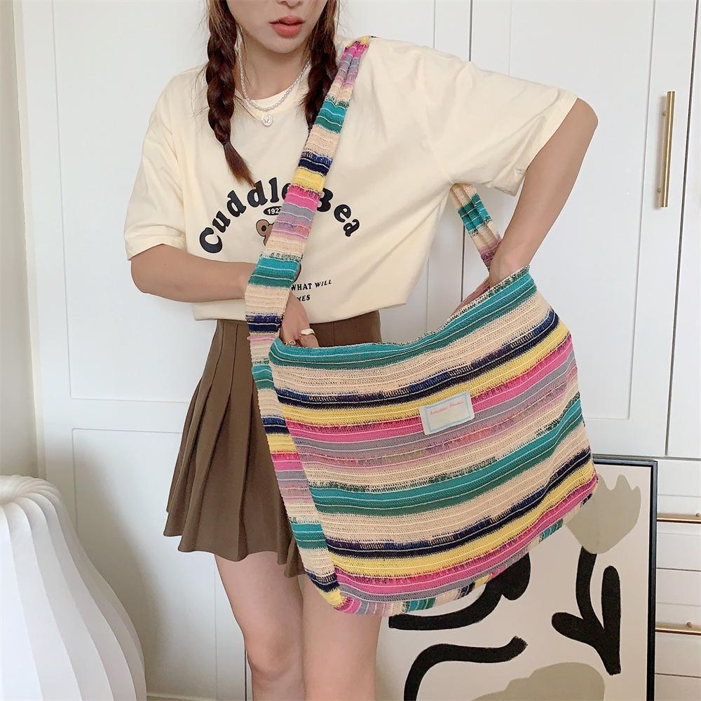 Bunte gestrickte Damen-Umhängetasche Süße Vintage-Damen-Einkaufstaschen Große Kapazität Wolle Regenbogen Damen-Reise-Tote-Handtaschen