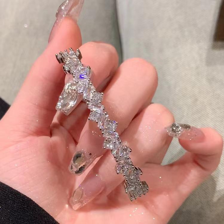 Sparkling Diamond Zircon Bracelet: High-End Irregular Design with Exquisite Open Feel